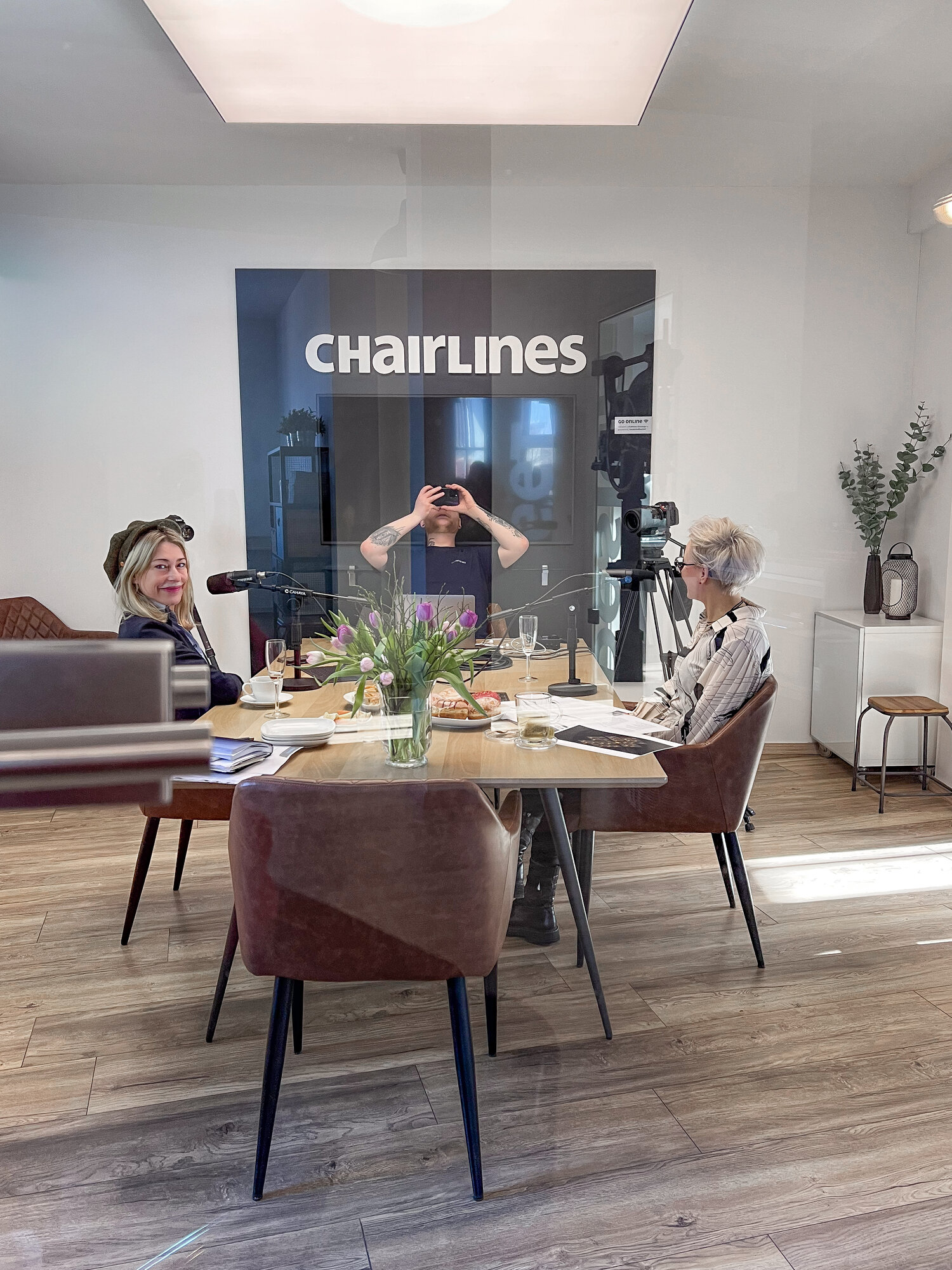 Zwei Gästinnen beim Podcast-Gespräch im Chairlines Studio
