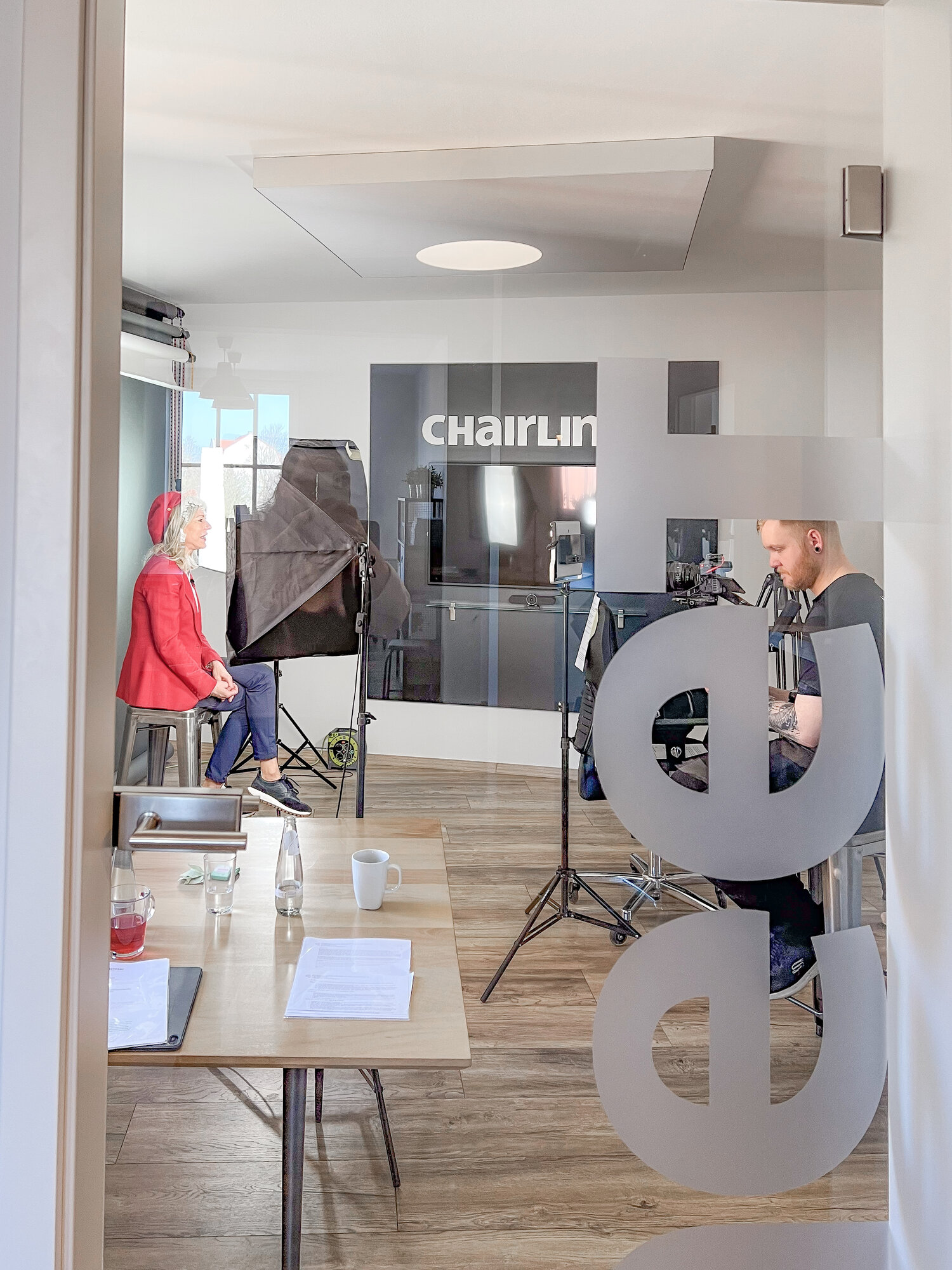 Fotoshooting im Chairlines Büro mit Softbox und Kameramann